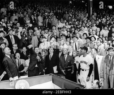 Jour d'ouverture de la saison de baseball 1961, 13:10. Le président John F. Kennedy lance le premier terrain de la saison de baseball 1961 au Griffith Stadium, Washington, D.C.. Parmi les participants, citons le vice-président Lyndon B. Johnson; le sénateur Hubert Humphrey du Minnesota; le représentant Carl Albert de l'Oklahoma; le chef de la majorité au Sénat Mike Mansfield du Montana; Assistant spécial du président Dave Powers; propriétaire majoritaire de la franchise des sénateurs de Washington général Elwood R. u201cPeteu201d Quesada; directeur général des sénateurs de Washington Ed Doherty; ancien joueur des sénateurs de Washington James Barton u0 Banque D'Images