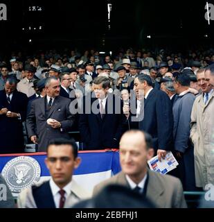 Jour d'ouverture de la saison de baseball 1961, 13:10. Le président John F. Kennedy est accompagné du vice-président Lyndon B. Johnson lors du match d'ouverture de la saison de baseball 1961 au Griffith Stadium, Washington, D.C.. D'autres en audience sont les Boys Clubs of Americau2019s u0022Boy of the Yearu0022 Richard Lopez (en premier plan); le sénateur George Smathers de Floride (signature du baseball); Assistant spécial du président Lawrence u0022Larryu0022 Ou0027Brien; sous-secrétaire de la Marine Paul u0022Redu0022 Fay; agent des services secrets Gerald u0022Jerryu0022 Behn. Banque D'Images