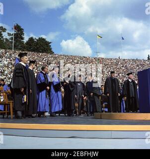 Voyage en Californie : cérémonie d'anniversaire de la Charte, Université de Californie à Berkeley, 13:40. Le président John F. Kennedy s'entretient avec le régent de l'Université de Californie, le Dr Edwin W. Pauley, lors de la 94e cérémonie du jour de la Charte de l'Université de Californie à 2019s. De gauche à droite : deux hommes non identifiés; le gouverneur de la Californie, Edmund G. u201cPatu201d Brown; le Dr Pauley; le président Kennedy; non identifiés; le président de l'Université de Californie, le Dr Clark Kerr; le nouveau chancelier de l'Université de Californie à Berkeley, Edward W. Strong; l'ancien président de l'Université de Californie, le Dr Robert Gordon SP Banque D'Images