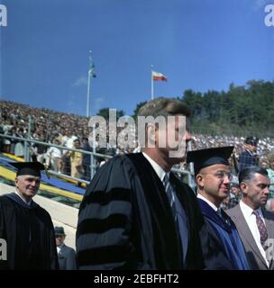 Voyage en Californie : cérémonie d'anniversaire de la Charte, Université de Californie à Berkeley, 13:40. Le Président John F. Kennedy assiste à la 94e cérémonie de la Charte de l'Université de Californie, 2019s. De gauche à droite : récemment inauguré Chancelier de l'Université de Californie à Berkeley, Edward W. Strong; Président Kennedy; Président de l'Université de Californie, Dr. Clark Kerr; Agent du Service secret de la Maison Blanche, Roy Kellerman. California Memorial Stadium, Université de Californie, Berkeley, Californie. Banque D'Images