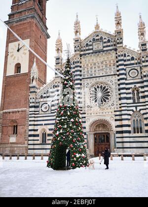 Cathédrale de Monza (Duomo di Monza) recouverte de neige avec un arbre de Noël en premier plan, en Italie, connue sous le nom de basilique de San Giovanni Battista. Banque D'Images