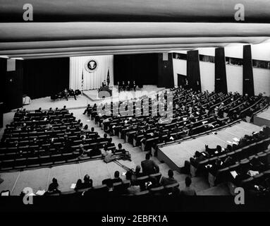 Discours à la Conférence sur la politique étrangère, 5 h 32. Le Président John F. Kennedy s'adresse aux délégués participant à la Conférence sur la politique étrangère, tenue par le Département d'État, le Département de la défense et d'autres organismes gouvernementaux, à l'Auditorium du Département d'État, à Washington Banque D'Images