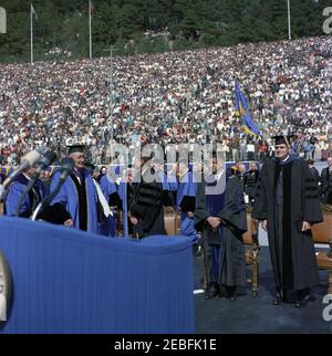 Voyage en Californie : cérémonie d'anniversaire de la Charte, Université de Californie à Berkeley, 13:40. Le Président John F. Kennedy assiste à la 94e cérémonie de la Charte de l'Université de Californie, 2019s. De gauche à droite : Gouverneur de Californie, Edmund G. u201cPatu201d Brown (derrière les microphones); Regent de l'Université de Californie, Dr. Edwin W. Pauley; Président Kennedy; Président de l'Université de Californie, Dr. Clark Kerr; Chancelier nouvellement inauguré de l'Université de Californie à Berkeley, Edward W. Strong. California Memorial Stadium, Université de Californie, Berkeley, Californie. Banque D'Images