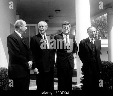 Rencontre avec Harold Macmillan, premier ministre de la Grande-Bretagne, 10 h 57. Le président John F. Kennedy avec le premier ministre de la Grande-Bretagne Harold Macmillan et d'autres dans la West Wing Colonnade, Maison Blanche, Washington, D.C. (L-R) le secrétaire d'État Dean Rusk; le premier ministre Macmillan; le président Kennedy; le ministre britannique des Affaires étrangères et comte d'Home Alec Douglas-Home. Banque D'Images