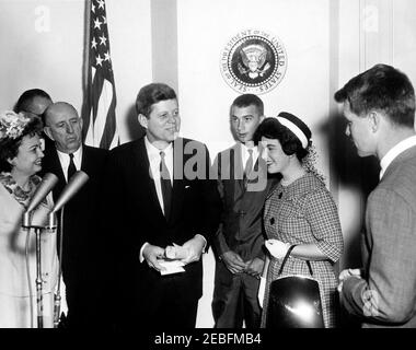 Présentation des Young American Medals, 12:10. Présentation des jeunes médailles américaines pour la bravoure. Le président John F. Kennedy (C) s'adresse au procureur général, Robert F. Kennedy (R). Également présents (G-D): Femme non identifiée; sénateur Richard B. Russell (Géorgie); jeunes lauréats de la Médaille américaine, Donald Eugene McGregor et Shirley Frances Ou2019Neill. Salle de conférence (Fish Room), Maison Blanche, Washington, D.C. Banque D'Images