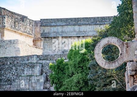 Le terrain de bal sur les ruines mayas d'Uxmal à Yucatán, Mexique Banque D'Images