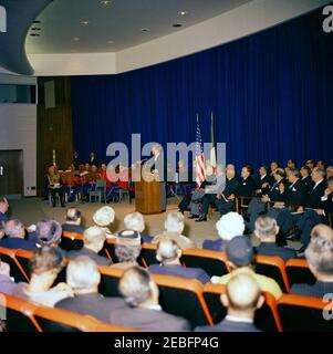 Cérémonie célébrant l'unification de l'Italie, 10:31AM. Cérémonie célébrant l'unification de l'Italie. Le président John F. Kennedy parle du conférencier; les participants écoutent pendant qu'ils sont assis dans le public et sur la scène; les membres de la United States Marine Band sont assis sur la scène à gauche. Assis en groupe sur la scène de droite, au premier rang (G-D): L'archevêque Patrick A. Ou2019Boyle; le vice-président Lyndon B. Johnson; le président de la Chambre des représentants, Sam Rayburn; l'ambassadeur italien aux États-Unis, Manlio Brosio; le député Victor L. Anfuso (New York); l'homme non identifié; le secrétaire d'État, Dean Rusk; Sena Banque D'Images