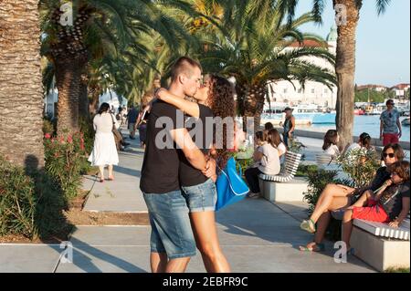 Split - Croate - Dalmatie - 28 août 2018: Couple amoureux sur la promenade Riva à Split, Croatie Banque D'Images