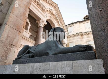 Split - Croate, 25 août 2018: Un sphinx égyptien regarde la cathédrale du palais de Dioclétien. Il avait 2000 ans au début de la construction Banque D'Images