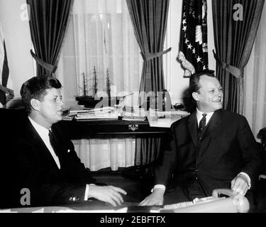 Rencontre avec Willy Brandt, maire de Berlin-Ouest, 3 h 03. Le président John F. Kennedy et le maire de Berlin-Ouest, Willy Brandt. Oval Office, Maison Blanche, Washington, D.C. Banque D'Images