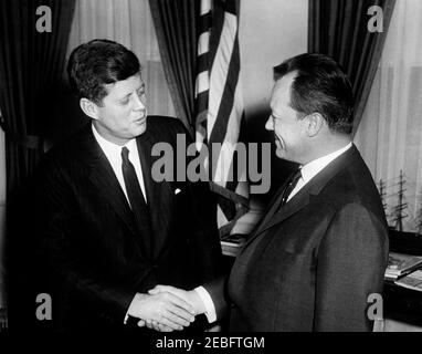 Rencontre avec Willy Brandt, maire de Berlin-Ouest, 3 h 03. Le président John F. Kennedy et le maire de Berlin-Ouest, Willy Brandt. Oval Office, Maison Blanche, Washington, D.C. Banque D'Images