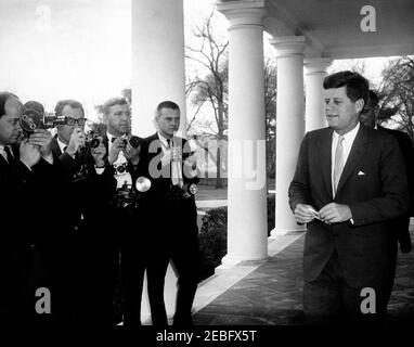 Visite des gagnants de la 20e recherche annuelle de talents scientifiques, 12:05. Le président John F. Kennedy et le vice-président Lyndon B. Johnson (derrière le président Kennedy) se promèneront pour saluer les gagnants de la 20e recherche annuelle de talents scientifiques Westinghouse. Quatre photographes y sont présents, dont le photographe de United Press International (UPI), James K. W. Atherton, à l'extrême droite. West Wing Colonnade, Maison Blanche, Washington, D.C.rnrn Banque D'Images