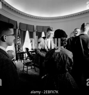 Visite des gagnants de la 20e recherche annuelle de talents scientifiques, 12:05. Visite des lauréats de la 20e édition annuelle de Westinghouse Science Talent Search (Science Service). L-R: Garçon non identifié; le président John F. Kennedy, parlant à Margaret Ellen Kottke; le vice-président Lyndon B. Johnson, parlant à un garçon non identifié. Bureau ovale. White House, Washington, D.C.rnrn Banque D'Images