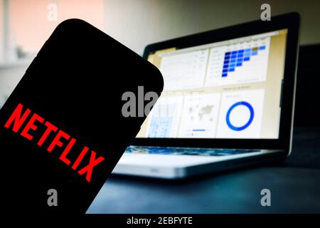 Sur cette photo, un logo d'application Netflix en ligne apparaît sur un smartphone. Banque D'Images