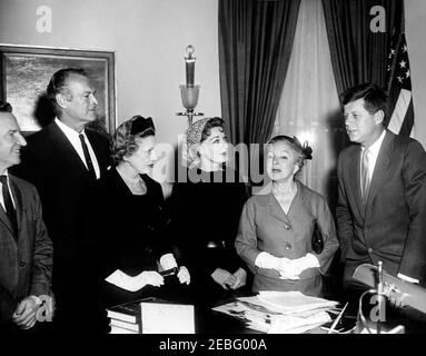 Visite des membres de la Société de répertoire américain de la Guilde des théâtres (Leif Erickson, June Havoc, Helen Hayes, Helen Menken, Saxton Bradford, Philip Coombs, Robert Dowling, Lawrence Langner), 12:15. Le président John F. Kennedy rencontre des représentants de la Theatre Guild American Repertory Company. Les membres de la compagnie ont visité le Président avant de se lancer dans une tournée de dix-sept nations en Europe et au Moyen-Orient dans le cadre d'un programme culturel du Département d'État. (G-D) Secrétaire d'État adjoint à l'éducation et aux affaires culturelles Philip Coombs; acteur Leif Erickson; actrice Helen Menken; actrice Ju Banque D'Images