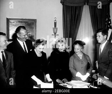 Visite des membres de la Société de répertoire américain de la Guilde des théâtres (Leif Erickson, June Havoc, Helen Hayes, Helen Menken, Saxton Bradford, Philip Coombs, Robert Dowling, Lawrence Langner), 12:15. Le président John F. Kennedy rencontre des représentants de la Theatre Guild American Repertory Company. Les membres de la compagnie ont visité le Président avant de se lancer dans une tournée de dix-sept nations en Europe et au Moyen-Orient dans le cadre d'un programme culturel du Département d'État. (G-D) Secrétaire d'État adjoint à l'éducation et aux affaires culturelles Philip H. Coombs; acteur Leif Erickson; actrice Helen Menken; actrice Banque D'Images