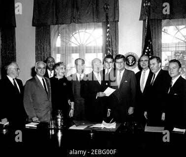 Réunion avec le Conseil des bourses d'études étrangères et la Commission consultative américaine sur l'échange éducatif, 14 h 50. Le Président John F. Kennedy rencontre le Conseil des bourses d'études étrangères et la Commission consultative des États-Unis sur l'échange éducatif dans la salle du Cabinet, à la Maison Blanche, à Washington, D.C. (L-R) le Président de l'Université du Maryland, M. Elmer Ellis; Directeur adjoint de la réadaptation professionnelle et de l'éducation à l'Administration des anciens combattants Dr John N. Andrews (colonel); président de l'Université Southern Dr Felton G. Clark; ancien vice-président du Radcliffe College Dr Bernice B. Cronk Banque D'Images