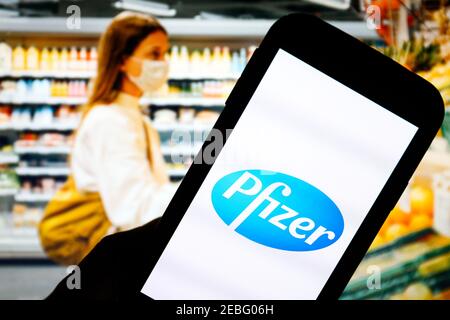 Sur cette photo, le logo d'une application de la société pharmaceutique Pfizer est affiché sur un smartphone. Banque D'Images