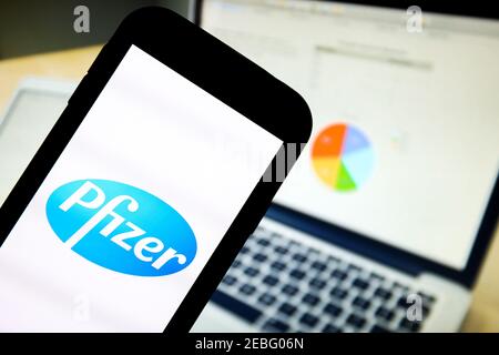 Sur cette photo, le logo d'une application de la société pharmaceutique Pfizer est affiché sur un smartphone. Banque D'Images