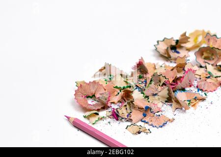 Un panneau rose et des crayons de couleur rasages sur fond blanc. Banque D'Images