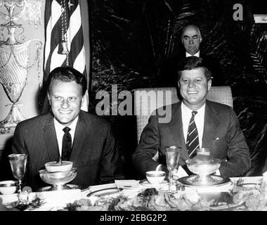 Remarques au petit déjeuner national de prière de 1961, 9:37AM. Déjeuner de prière parrainé par le Conseil international pour le leadership chrétien dans la Grande salle de bal, Mayflower Hotel, Washington, D.C. le révérend Billy Graham et le président John F. Kennedy assis à la table de tête. Banque D'Images