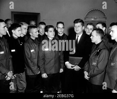 Visite des représentants des scouts d'Amérique (BSA), 12 h 55. Le président John F. Kennedy rencontre douze scouts représentant les douze régions différentes des États-Unis, Bureau ovale, Maison Blanche, Washington, D.C. les représentants sont George L. Ashley; Allen T. Brisendine; Ronald H. Cowan; William L. Evans; Norman E. Fretwell; Robert M. Neal, Jr.; Richard E. Osher; Richard G. Pingree; James R. Stivers; John C. Sulerud; Arthur L. Tillman, III; John L. Wahgren, Jr. (Seulement onze des Scouts sont représentés ici) Banque D'Images