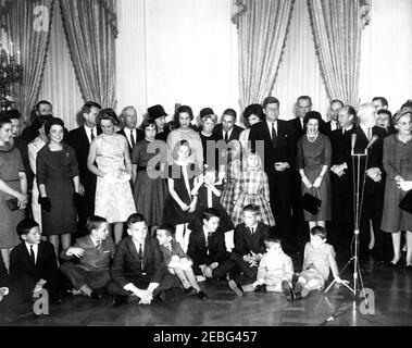 Cérémonie d'assermentation et réception des secrétaires du Cabinet, 4 h 00. Assermentation en cérémonie et en réception pour les membres du Cabinet et leurs familles, salle East, Maison Blanche, Washington, D.C. les membres du Cabinet nouvellement assermentés et leurs familles posent avec le Président John F. Kennedy et la première Dame Jacqueline Kennedy. La photo comprend : le secrétaire à la Défense Robert S. McNamara et sa femme Margaret McNamara; le procureur général Robert F. Kennedy et sa femme Ethel Kennedy; le ministre des postes J. Edward Day et sa femme Mary Louise Day; Erma Lee Udall avec son mari Stewart Udall; Jacqueline Kennedy et P Banque D'Images