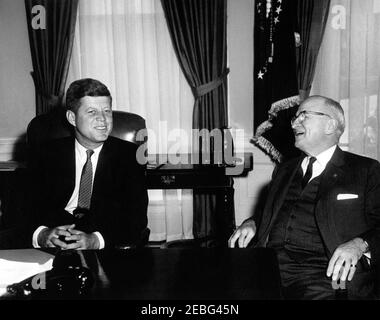 Rencontre avec l'ancien président Harry S. Truman (TVH), 10 h 02. Le Président John F. Kennedy siège à côté de l'ancien Président Harry S. Truman au bureau du Président du Conseil dans le Bureau ovale, Maison Blanche, Washington, D.C. Banque D'Images