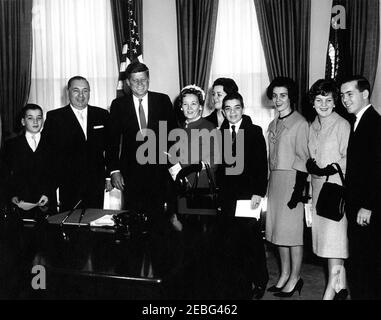 Visite de Richard J. Daley, maire de Chicago, Illinois, et de sa famille, 11 h 00. Le président John F. Kennedy pose avec le maire Richard J. Daley de Chicago et sa famille dans le Bureau ovale de la Maison Blanche, Washington, D.C., William Daley, le maire Daley, le président Kennedy, Mme Eleanor Daley, John Daley et Michael Daley. Les filles sont: Patricia; Marie; et Eleanor [les identités des enfants n'ont pas été précisées, mais leurs âges ont été énumérés, ce qui permet d'identifier les fils mais pas les filles].rnrn Banque D'Images