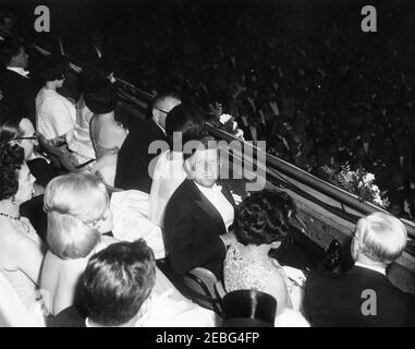 Après le bal inaugural à l'Armory de Washington, D.C. Le président John F. Kennedy regarde depuis son siège, sur le balcon de l'arsenal de la Garde nationale, au bal inaugural, Washington, D.C., près du président, Lady Bird Johnson; le vice-président Lyndon B. Johnson; la première dame Jacqueline Kennedy; Et les parents du Presidentu0027s Rose Kennedy et Joseph P. Kennedy, Sr. Row au-dessus du Président comprend le frère du Presidentu0027s Edward M. u0022Tedu0022 Kennedy et son épouse Joan Kennedy. Banque D'Images