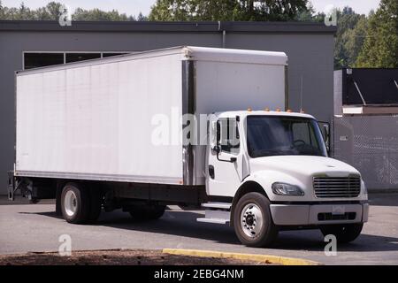 Livraison des marchandises au destinataire. Petit camion. Banque D'Images