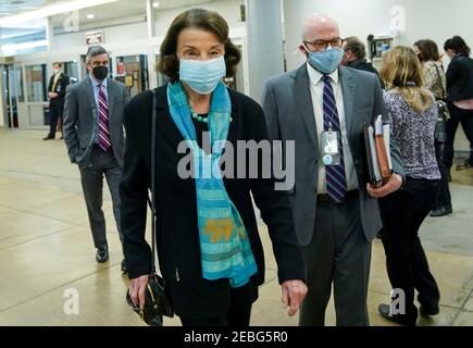 La défense aujourd'hui. 12 février 2021. Le sénateur Dianne Feinstein (D-Cali.) est vu dans le métro Capitol au Capitole des États-Unis à Washington, DC, le vendredi 12 février 2021. L'équipe juridique de l'ancien président Donald Trump commence aujourd'hui leur présentation de la défense. Crédit: Leigh Vogel - Pool via CNP | usage dans le monde crédit: dpa/Alay Live News Banque D'Images