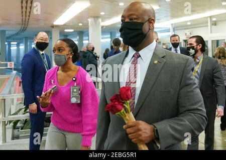 La défense aujourd'hui. 12 février 2021. Le sénateur Tim Scott (R-S.C.) est vu dans le métro Capitol au Capitole des États-Unis à Washington, DC, le vendredi 12 février 2021. L'équipe juridique de l'ancien président Donald Trump commence aujourd'hui leur présentation de la défense. Crédit: Leigh Vogel - Pool via CNP | usage dans le monde crédit: dpa/Alay Live News Banque D'Images
