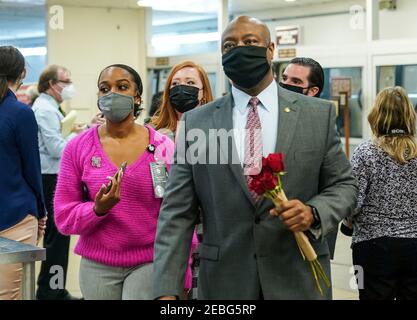 La défense aujourd'hui. 12 février 2021. Le sénateur Tim Scott (R-S.C.) est vu dans le métro Capitol au Capitole des États-Unis à Washington, DC, le vendredi 12 février 2021. L'équipe juridique de l'ancien président Donald Trump commence aujourd'hui leur présentation de la défense. Crédit: Leigh Vogel - Pool via CNP | usage dans le monde crédit: dpa/Alay Live News Banque D'Images