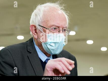 La défense aujourd'hui. 12 février 2021. Le sénateur Bernie Sanders (D-VT) est vu dans le métro Capitol au Capitole des États-Unis à Washington, DC, le vendredi 12 février 2021. L'équipe juridique de l'ancien président Donald Trump commence aujourd'hui leur présentation de la défense. Crédit: Leigh Vogel - Pool via CNP | usage dans le monde crédit: dpa/Alay Live News Banque D'Images