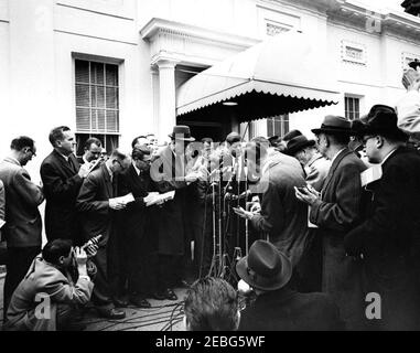 Rencontre entre le Président Dwight D. Eisenhower (DDE) et le Président élu Kennedy. Le président élu John F. Kennedy s'adresse aux journalistes à l'extérieur de la Maison Blanche à Washington, D.C., après avoir rencontré le président Dwight D. Eisenhower. Banque D'Images