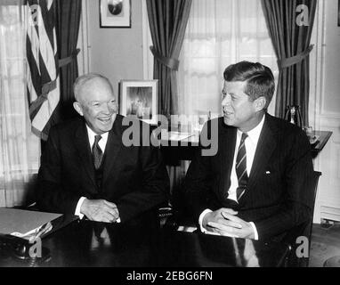 Rencontre entre le Président Dwight D. Eisenhower (DDE) et le Président élu Kennedy. Le président Dwight D. Eisenhower rencontre le président élu John F. Kennedy. Oval Office, Maison Blanche, Washington, D.C. Banque D'Images