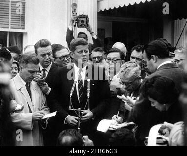 Rencontre entre le Président Dwight D. Eisenhower (DDE) et le Président élu Kennedy. Le président élu John F. Kennedy s'adresse aux membres de la presse à l'extérieur de la Maison Blanche au sujet d'une rencontre avec le président Dwight D. Eisenhower. Les journalistes photographiés incluent : correspondant de Washington pour la Guy Gannet Publishing Company of Maine, May Craig ; correspondant de la Maison Blanche pour la National Broadcasting Company (NBC), Sander Vanocur. Entrée de l'aile ouest, Maison Blanche, Washington, D.C. Banque D'Images