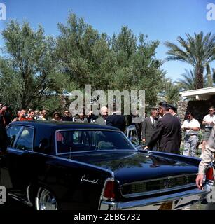 Voyage en Californie : Palm Springs, rencontre avec l'ancien président Dwight D. Eisenhower (DDE), 11:00. Le président John F. Kennedy (au centre, derrière Lincoln Continental) fait ses adieux à l'ancien président général Dwight D. Eisenhower de la résidence du général Eisenhoweru2019s à Palm Springs. Gerald A. u201cJerryu201d Behn, agent du service secret de la Maison Blanche, et l'aide militaire au président Kennedy, le général Chester V. Clifton (partiellement caché), se tiennent derrière la voiture à droite. Tous les autres sont non identifiés. Eldorado Country Club, Indian Wells, Californie. Banque D'Images