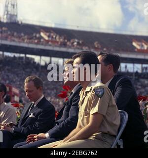 Discours devant la Brigade 2506 à Miami, 10:34AM. Le président John F. Kennedy et d'autres personnes sont assis sur la plateforme Speakersu0027 lors d'une cérémonie de présentation du 2506e drapeau de la Brigade d'invasion cubaine au stade Orange Bowl à Miami, en Floride; les membres de la brigade ont présenté leur drapeau au président Kennedy et à la première dame Jacqueline Kennedy (non représentée). De gauche à droite : le maire de Miami, Robert King High; le président; Manuel Artime, chef civil de la brigade; l'interprète du département d'État des États-Unis, Donald Barnes (en arrière, penché en avant). Banque D'Images