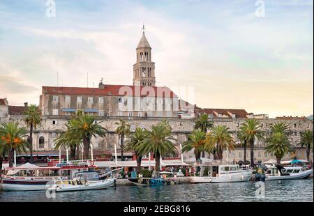 Split, Croatie, 26 août 2019: Ville de Split en Croatie, vue du port à la vieille ville par la mer Adriatique. Banque D'Images