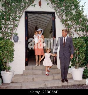 Président Kennedy u0026 famille assister à la messe à Palm Beach. La famille Kennedy quitte une chapelle privée à la résidence de l'ambassadeur Joseph P. Kennedy, Sr., à Palm Beach, en Floride, après le service du dimanche de Pâques. Le président John F. Kennedy détient la main de Caroline Kennedyu0027s; la première dame Jacqueline Kennedy porte John F. Kennedy, Jr Banque D'Images