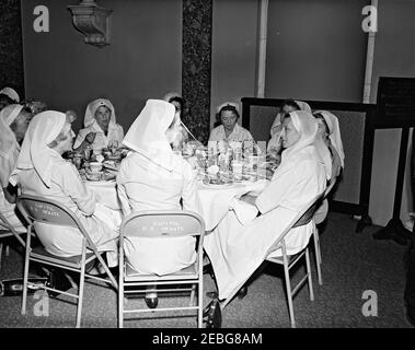 La première dame Jacqueline Kennedy (JBK) assiste au déjeuner de l'unité de la Croix-Rouge du Sénat Ladiesu0027. Les membres de l'unité des femmes de la Croix-Rouge du Sénat siègent à une table lors d'un déjeuner (auquel assistait la première dame Jacqueline Kennedy) dans l'ancienne chambre de la Cour suprême, bâtiment du Capitole des États-Unis, Washington, D.C., l'unité de la Croix-Rouge (également connue sous le nom de u201cDames des Senateu201d) Est composé des épouses des membres du Sénat américain. Les personnes assises à la table sont : Frances Marion Grant Bennett, épouse du sénateur Wallace Bennett (Utah); l'ancienne représentante Emily Taft Douglas, de l'Illinois, épouse du sénateur Paul Doug Banque D'Images