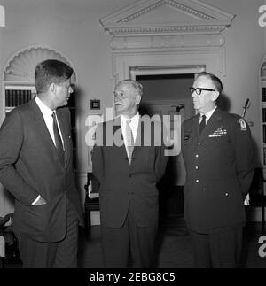 Visite du général Carl A. Spaatz et du colonel Daniel Boone, officiers de la Force aérienne à la retraite, 12 h 32. Le président John F. Kennedy visite des officiers retraités de la Force aérienne des États-Unis, le général Carl A. Spaatz (au centre) et le colonel Daniel Boone (à droite). Oval Office, Maison Blanche, Washington, D.C. Banque D'Images