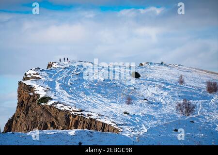 Vue sur les rochers de Salisbury couverts de neige en hiver à Holyrood Park, Édimbourg, Écosse, Royaume-Uni Banque D'Images