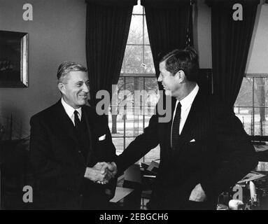 Rencontre avec l'ambassadeur des États-Unis en Grèce, Henry R. Labouisse, 12 h 15. Le président John F. Kennedy tremble la main avec l'ambassadeur des États-Unis en Grèce, Henry R. Labouisse. Oval Office, Maison Blanche, Washington, D.C. Banque D'Images