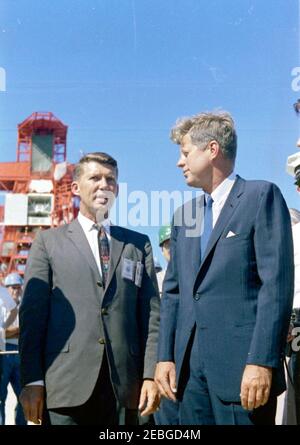 Visite d'inspection des installations de la NASA : Cape Canaveral Florida, 14:31. Le président John F. Kennedy visite le commandant de l'astronaute Walter M. Schirra (à gauche), au cours d'une visite du complexe de lancement Mercury-Atlas à la station de la Force aérienne de Cape Canaveral, à Cape Canaveral, en Floride. Le président Kennedy s'est rendu à Cape Canaveral dans le cadre d'une visite d'inspection de deux jours des installations de l'Administration nationale de l'aéronautique et de l'espace (NASA). Banque D'Images