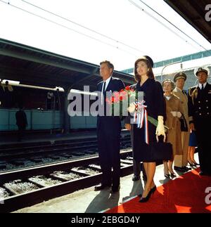 Cérémonie d'arrivée pour Haile Selassie I, empereur d'Éthiopie, 12:00. Le Président John F. Kennedy et la première Dame Jacqueline Kennedy se préparent à saluer l'empereur d'Éthiopie, Haile Selassie I, à son arrivée en train à Union Station, Washington, D.C., debout à droite (R-L): L'aide navale au Président, le capitaine Tazewell Shepard; Chef d'état-major de l'armée des États-Unis, le général Earle G. Wheeler; Betty Wheeler. [Empreinte dans la partie inférieure droite du négatif.] Banque D'Images