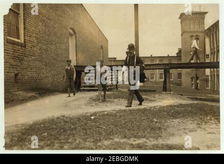 L'heure du midi. Deux des jeunes mâle rouge-garçons travaillant dans les usines de coton, Laurel Laurel, Miss. Banque D'Images