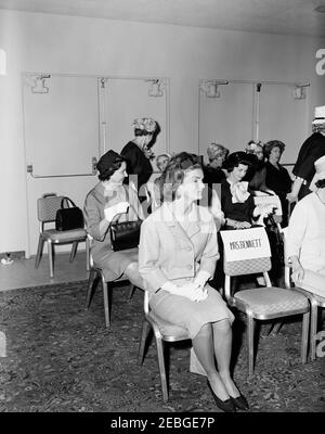 La première dame Jacqueline Kennedy (JBK) assiste au déjeuner du Congressional Club. La première dame Jacqueline Kennedy (au centre) assiste à un déjeuner du Congressional Club en son honneur. Tous les autres sont non identifiés. Sheraton Park Hotel, Washington, D.C. Banque D'Images